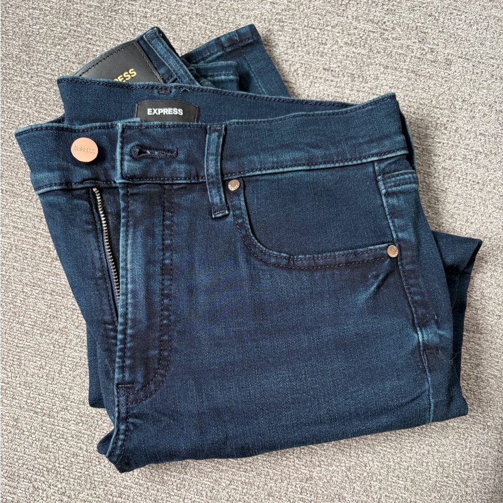 Almost brand new, size 6R, Express skinny jeans, dark wash, mid rise, stretchy!